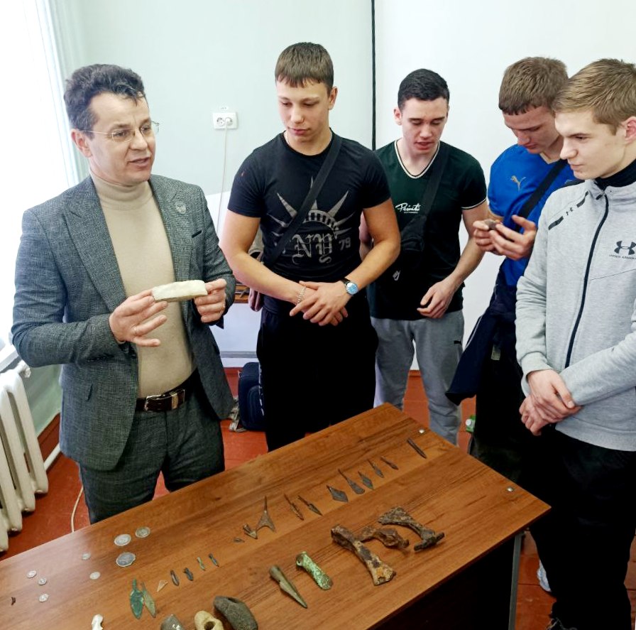 Кіцак В. М. демонструє учням артефакти